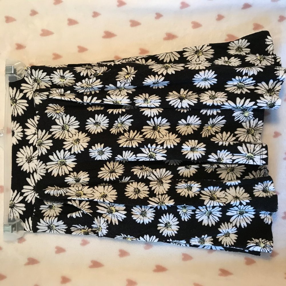 ADORABLE black mini skirt with daisies on it :)